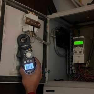 Metravi PRO 2010 TRMS AC DC Leakage Current Clamp Meter comes with backlit display for ease of working in dark environments