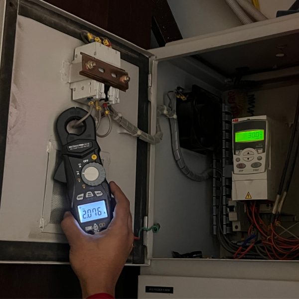 Metravi PRO 2010 TRMS AC DC Leakage Current Clamp Meter comes with backlit display for ease of working in dark environments