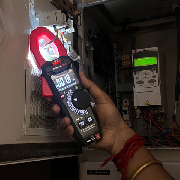 Metravi PRO IRC-600 PRO IRC-700 Digital TRMS Clamp Meter with IR THermometer comes with backlit display, ranges, switch and a flashlight